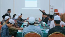 LP2M Universitas Islam Al-Aziziyah Indonesia (UNISAI) Samalanga Bireuen, menggelar Workshop Optimalisasi Editorial Team dan Review Process pada 20–21 Mei 2025 di aula Rektorat UNISAI.