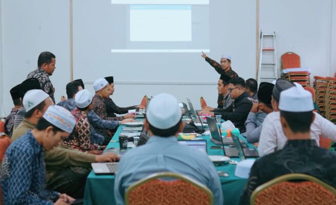 LP2M Universitas Islam Al-Aziziyah Indonesia (UNISAI) Samalanga Bireuen, menggelar Workshop Optimalisasi Editorial Team dan Review Process pada 20–21 Mei 2025 di aula Rektorat UNISAI.