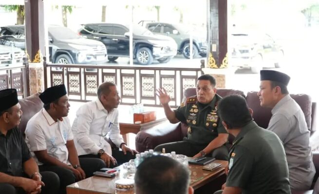 Pangdam IM Mayjen TNI Niko Fahrizal menerima kunjungan Ketua DPRA Zulfadli, beserta rombongan, di kediaman Pangdam IM, pada Senin (19/5)