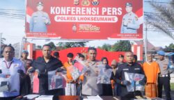 Konferensi pers pengungkapan pemalsuan dokumen kendaraan ydipimpin Kapolres Lhokseumawe AKBP Ahzan didampingi Kasat Reskrim Iptu Yudha Prasetya di Mapolres Lhokseumawe, Selasa sore (20/5)