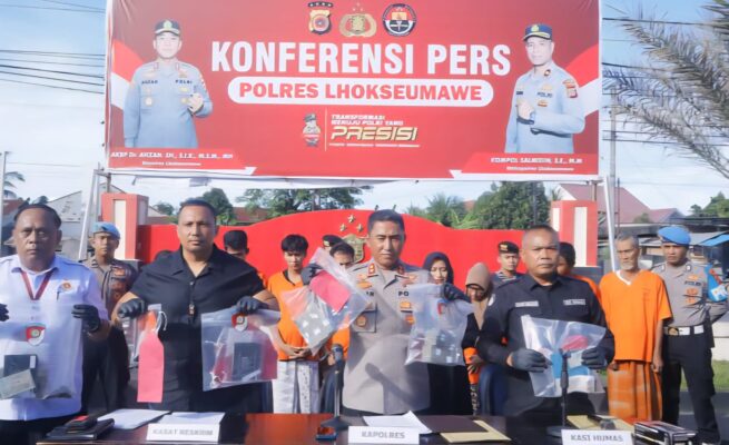 Konferensi pers pengungkapan pemalsuan dokumen kendaraan ydipimpin Kapolres Lhokseumawe AKBP Ahzan didampingi Kasat Reskrim Iptu Yudha Prasetya di Mapolres Lhokseumawe, Selasa sore (20/5)