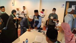 amaah haji Aceh kloter 01 yang sudah sudah berada di Mekkah, Arab Saudi mulai menerima dana wakaf Baitul Asyi, Selasa sore (20/5) waktu Arab Saudi. (Foto: For Infoaceh.net)