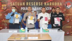 Wakapolresta AKBP Henki Ismanto didampingi Kasat Resnarkoba AKP Rajabul Asra memperlihatkan barang bukti sabu pada konferensi pers, Rabu (21/5)