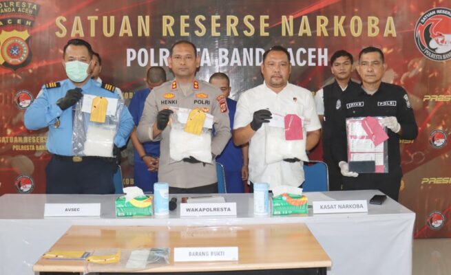 Wakapolresta AKBP Henki Ismanto didampingi Kasat Resnarkoba AKP Rajabul Asra memperlihatkan barang bukti sabu pada konferensi pers, Rabu (21/5)