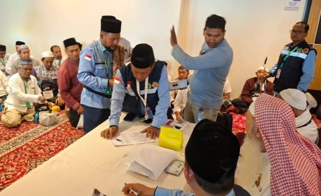 Jamaah haji Aceh kloter 01 yang sudah berada di Mekkah, Arab Saudi mulai menerima dana wakaf Baitul Asyi, Selasa sore (20/5) waktu Arab Saudi. (Foto: For Infoaceh.net)