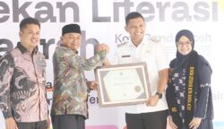 Dekan Fakultas Adab dan Humaniora UIN Ar-Raniry Syarifuddin PhD menyerahkan penghargaan Pelopor Literasi kepada Wali Kota Banda Aceh yang diterima Wakil Wali Kota Afdhal Khalilullah dalam pembukaan Pekan Literasi Daerah Kota Banda Aceh 2025 di Gedung Dinas Perpustakaan dan Kearsipan Banda Aceh, Rabu (21/5)
