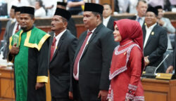 Wakil Ketua DPRA Ali Basrah melantik tiga anggota DPRA dari Partai Aceh yakni Salmawati, M Yusuf Pang Ucok dan Azhar Abdurrahman di Gedung DPRA, Rabu (21/5). (Foto: For Infoaceh.net)
