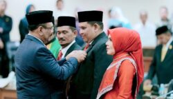 Tiga kader Partai Aceh resmi dilantik sebagai anggota Dewan Perwakilan Rakyat Aceh (DPRA) sisa masa jabatan 2024–2029, dalam rapat paripurna di Gedung Utama DPRA, Banda Aceh, Rabu (21/5/2025) sore.