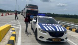 Kendaraan Jamaah Haji Aceh memasuki pintu gerbang tol Padang Tiji, di Kabupaten Pidie