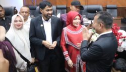 Gubernur Muzakir Manaf atau Mualem tampak mendampingi istrinya Salmawati atau Bunda Salma yang dilantik sebagai Anggota DPRA Periode 2024-2029 pada rapat paripurna istimewa di Gedung Utama DPRA, Rabu (21/5/2025). (Foto: For Infoaceh.net)