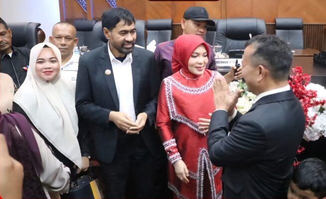 Gubernur Muzakir Manaf atau Mualem tampak mendampingi istrinya Salmawati atau Bunda Salma yang dilantik sebagai Anggota DPRA Periode 2024-2029 pada rapat paripurna istimewa di Gedung Utama DPRA, Rabu (21/5/2025). (Foto: For Infoaceh.net)