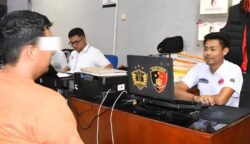 Satreskrim Polres Aceh Timur menangkap pria berinisial TM (33), warga Keude Aceh, Idi Rayeuk, setelah menggelapkan uang hasil penjualan 224 unit ponsel dari tempatnya bekerja toko handphone Idi Rayeuk. (Foto: Dok. Polres Aceh Timur)