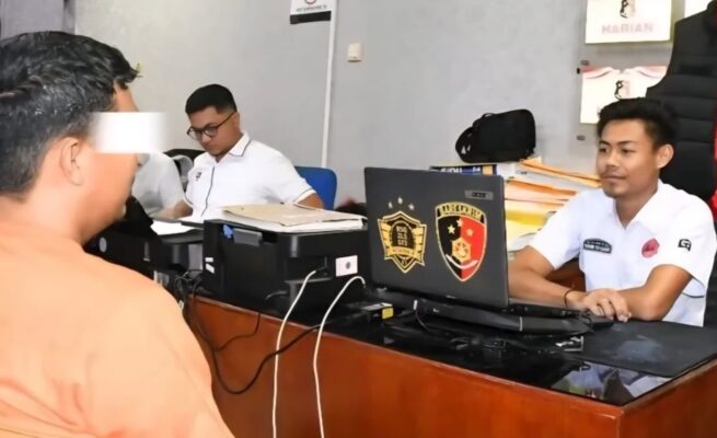 Satreskrim Polres Aceh Timur menangkap pria berinisial TM (33), warga Keude Aceh, Idi Rayeuk, setelah menggelapkan uang hasil penjualan 224 unit ponsel dari tempatnya bekerja toko handphone Idi Rayeuk. (Foto: Dok. Polres Aceh Timur)