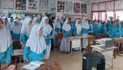 Peserta dari SDN 20 Banda Aceh mengikuti kegiatan Cerita dan Inspirasi Anak Bangsa (CINTA) bertema “Satu Cinta, Seribu Cerita” yang diselenggarakan BNPT bersama FKPT Aceh, Rabu (21/5). (Foto: For Infoaceh.net)