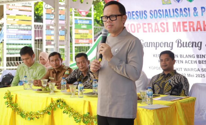 Wamendagri Bima Arya Sugiarto memberikan arahan kepada masyarakat dan pengurus Koperasi Merah Putih di Gampong Bueng Sidom, Kecamatan Blang Bintang, Aceh Besar, Kamis (22/5). (Foto: For Infoaceh.net)