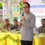 Wamendagri Bima Arya Sugiarto memberikan arahan kepada masyarakat dan pengurus Koperasi Merah Putih di Gampong Bueng Sidom, Kecamatan Blang Bintang, Aceh Besar, Kamis (22/5). (Foto: For Infoaceh.net)