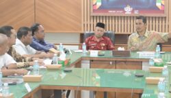 Plt Sekda Aceh, M Nasir Syamaun menerima audiensi Bupati Aceh Jaya, Safwandi, bersama jajaran Panitia Besar PORA XV Tahun 2026, Kamis (22/5) di ruang rapat Sekda Aceh.