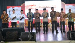 Wamendagri Bima Arya dan Wakil Menteri Koperasi, Ferry Juliantono pada peluncuran dan dialog percepatan musyawarah desa khusus (Musdesus) serta pembentukan koperasi desa yang digelar di Balee Meuseuraya Aceh, Banda Aceh, Kamis (22/5)