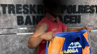 Tim Satgas Anti-Premanisme Polda Aceh mengamankan dua orang yang diduga kuat sebagai juru parkir liar di kawasan Masjid Raya Baiturrahman, Jum'at (23/5). Salah satunya bertato di lengan