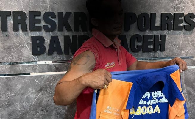 Tim Satgas Anti-Premanisme Polda Aceh mengamankan dua orang yang diduga kuat sebagai juru parkir liar di kawasan Masjid Raya Baiturrahman, Jum'at (23/5). Salah satunya bertato di lengan