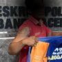 Tim Satgas Anti-Premanisme Polda Aceh mengamankan dua orang yang diduga kuat sebagai juru parkir liar di kawasan Masjid Raya Baiturrahman, Jum'at (23/5). Salah satunya bertato di lengan