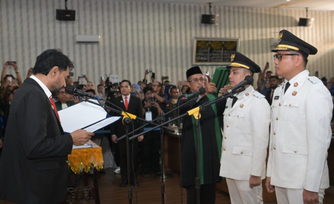 Gubernur Muzakir Manaf melantik Wali Kota/Wakil Wali Kota Langsa, Jeffry Sentana S Putra - M. Haikal Alfisyahrin, di Gedung DPRK Langsa, Jumat (23/5/2025). (Foto: For Infoaceh.net)