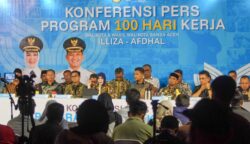Konferensi pers pencapaian program kerja 100 hari kepemimpinan Wali Kota Banda Aceh Illiza Sa’aduddin Djamal dan Wakil Wali Kota Banda Aceh Afdhal Khalilullah, di Taman Sari, Kamis malam (22/5)