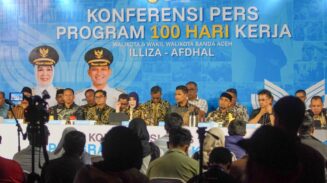 Konferensi pers pencapaian program kerja 100 hari kepemimpinan Wali Kota Banda Aceh Illiza Sa’aduddin Djamal dan Wakil Wali Kota Banda Aceh Afdhal Khalilullah, di Taman Sari, Kamis malam (22/5)