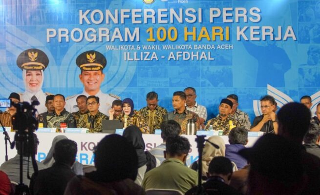 Konferensi pers pencapaian program kerja 100 hari kepemimpinan Wali Kota Banda Aceh Illiza Sa’aduddin Djamal dan Wakil Wali Kota Banda Aceh Afdhal Khalilullah, di Taman Sari, Kamis malam (22/5)