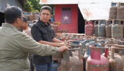 Tim Gabungan Kodam IM terdiri atas personel Sinteldam dan Deninteldam IM menggerebek gudang penyimpanan LPG dan BBM ilegal di Desa Ateuk Jawo, Kecamatan Baiturrahman, Kota Banda Aceh, Jum'at (23/5/2025) dini hari. (Foto: For Infoaceh.net)