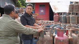 Tim Gabungan Kodam IM terdiri atas personel Sinteldam dan Deninteldam IM menggerebek gudang penyimpanan LPG dan BBM ilegal di Desa Ateuk Jawo, Kecamatan Baiturrahman, Kota Banda Aceh, Jum'at (23/5/2025) dini hari. (Foto: For Infoaceh.net)