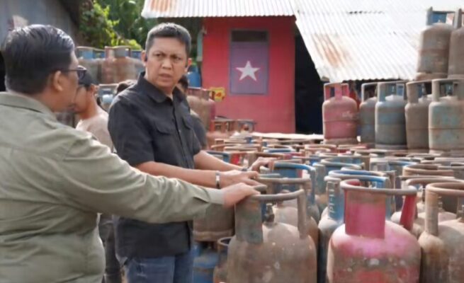 Tim Gabungan Kodam IM terdiri atas personel Sinteldam dan Deninteldam IM menggerebek gudang penyimpanan LPG dan BBM ilegal di Desa Ateuk Jawo, Kecamatan Baiturrahman, Kota Banda Aceh, Jum'at (23/5/2025) dini hari. (Foto: For Infoaceh.net)
