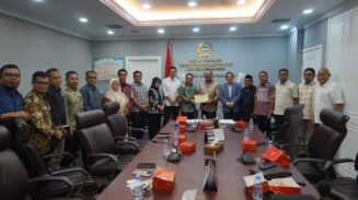 Pimpinan DPRA Ali Basrah dan Plt. Sekda Aceh M Nasir Syamaun bersama Tim Perumus, menyerahkan dokumen draf final revisi UUPA kepada Badan Keahlian (BK) Setjen DPR RI di Kompleks Gedung Parlemen, Senayan, Jum'at (23/5)
