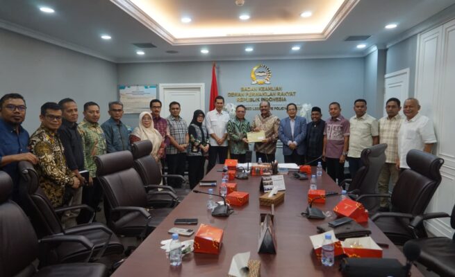Pimpinan DPRA Ali Basrah dan Plt. Sekda Aceh M Nasir Syamaun bersama Tim Perumus, menyerahkan dokumen draf final revisi UUPA kepada Badan Keahlian (BK) Setjen DPR RI di Kompleks Gedung Parlemen, Senayan, Jum'at (23/5)