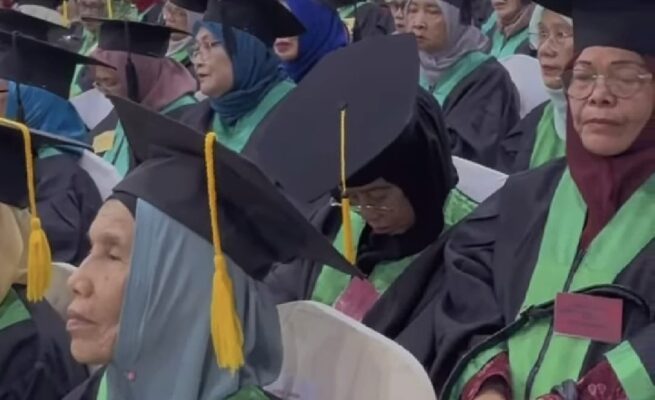Ratusan lansia mengikuti prosesi wisuda Sekolah Lansia perdana di Gedung Mawardi Nurdin, Balai Kota Banda Aceh, Kamis (22/5). (Foto: For Infoaceh.net)