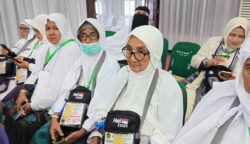 Nenek, ibu dan cucu dari Kota Sabang berangkat ke Tanah Suci dalam satu penerbangan kloter 07, Sabtu (24/5). (Foto: For Infoaceh.net)