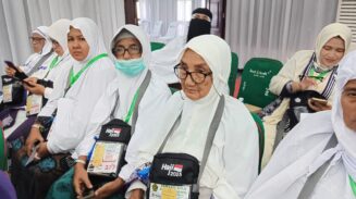 Nenek, ibu dan cucu dari Kota Sabang berangkat ke Tanah Suci dalam satu penerbangan kloter 07, Sabtu (24/5). (Foto: For Infoaceh.net)
