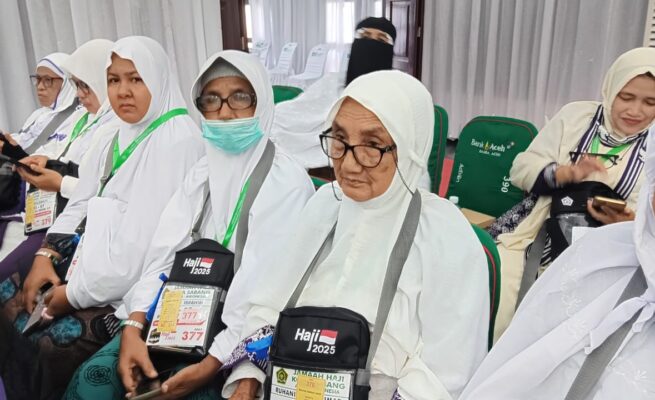 Nenek, ibu dan cucu dari Kota Sabang berangkat ke Tanah Suci dalam satu penerbangan kloter 07, Sabtu (24/5). (Foto: For Infoaceh.net)