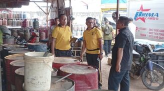 Polisi mendatangi lokasi untuk melakukan pemeriksaan di lokasi gudang elpiji dan BBM di Gampong Ateuk Jawo, Kecamatan Baiturrahman, Banda Aceh yang digerebek intel Kodam IM