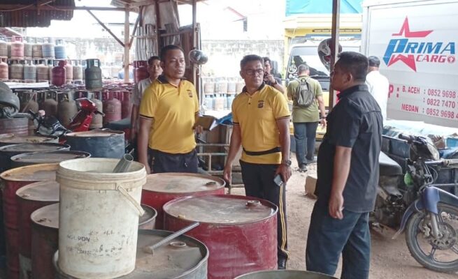 Polisi mendatangi lokasi untuk melakukan pemeriksaan di lokasi gudang elpiji dan BBM di Gampong Ateuk Jawo, Kecamatan Baiturrahman, Banda Aceh yang digerebek intel Kodam IM