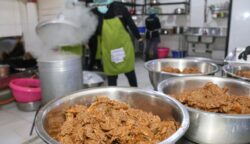 Balai Kekarantinaan Kesehatan (BKK) Kelas I Banda Aceh melakukan pemeriksaan ketat makanan jamaah haji di Asrama Haji Embarkasi Aceh, Sabtu (24/5). (Foto: For Infoaceh.net)