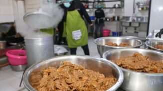 Balai Kekarantinaan Kesehatan (BKK) Kelas I Banda Aceh melakukan pemeriksaan ketat makanan jamaah haji di Asrama Haji Embarkasi Aceh, Sabtu (24/5). (Foto: For Infoaceh.net)