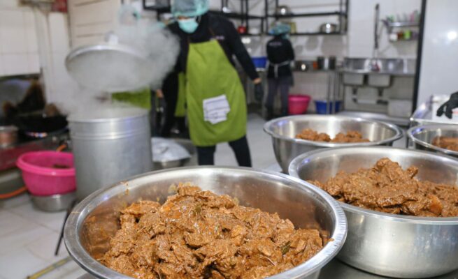 Balai Kekarantinaan Kesehatan (BKK) Kelas I Banda Aceh melakukan pemeriksaan ketat makanan jamaah haji di Asrama Haji Embarkasi Aceh, Sabtu (24/5). (Foto: For Infoaceh.net)