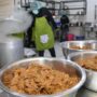 Balai Kekarantinaan Kesehatan (BKK) Kelas I Banda Aceh melakukan pemeriksaan ketat makanan jamaah haji di Asrama Haji Embarkasi Aceh, Sabtu (24/5). (Foto: For Infoaceh.net)