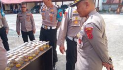 Personel Polres Sabang menjalani tes urine mendadak pada operasi penegakan disiplin oleh Divisi Propam Polri, Kamis (22/5). (Foto: Dok. Polres Sabang)