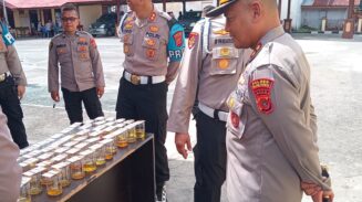Personel Polres Sabang menjalani tes urine mendadak pada operasi penegakan disiplin oleh Divisi Propam Polri, Kamis (22/5). (Foto: Dok. Polres Sabang)