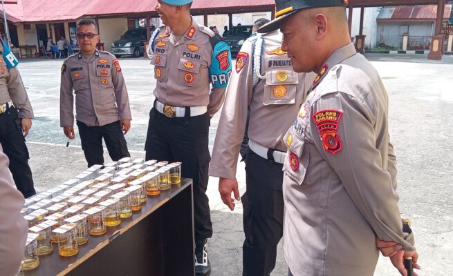 Personel Polres Sabang menjalani tes urine mendadak pada operasi penegakan disiplin oleh Divisi Propam Polri, Kamis (22/5). (Foto: Dok. Polres Sabang)