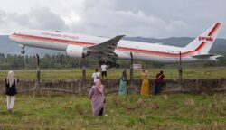 Pengantar saat melepaskan jamaah haji Aceh dengan lambaian perpisahan di luar Bandara SIM Blang Bintang. (Foto: For Infoaceh.net)