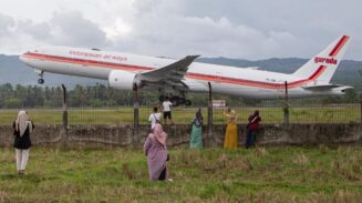 Pengantar saat melepaskan jamaah haji Aceh dengan lambaian perpisahan di luar Bandara SIM Blang Bintang. (Foto: For Infoaceh.net)