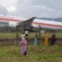 Pengantar saat melepaskan jamaah haji Aceh dengan lambaian perpisahan di luar Bandara SIM Blang Bintang. (Foto: For Infoaceh.net)